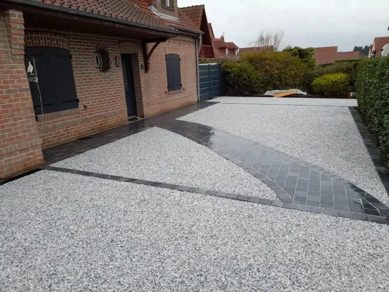 Entrée de maison en gravier drainant